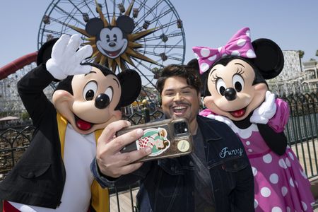 MICKEY MOUSE, HARVEY GUILLÉN, MINNEY MOUSE