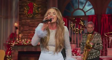 CMA Country Christmas 2022 - Clips - Carly Pearce – “Here Comes Santa Claus”