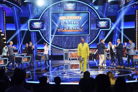 CELEBRITY FAMILY FEUD