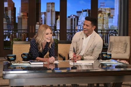KELLY RIPA, MARK CONSUELOS