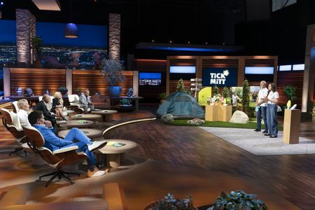 MARK CUBAN, BARBARA CORCORAN, KEVIN O'LEARY, LORI GREINER, DAYMOND JOHN, STEVE ABRAMS, OLIVIA ABRAMS 