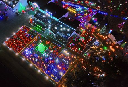 THE GREAT CHRISTMAS LIGHT FIGHT