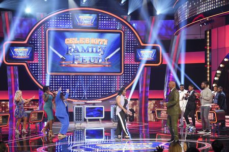 CELEBRITY FAMILY FEUD