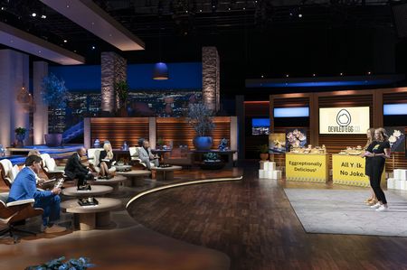 MARK CUBAN, BARBARA CORCORAN, KEVIN O'LEARY, LORI GREINER, DAYMOND JOHN, ALEXI WELLMAN, RAECHEL VAN BUSKIRK