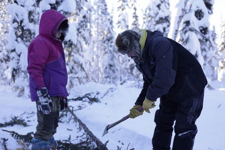 Tig Strassburg teaches his daughter Hazel how to live off the land during the winter season. (National Geographic/Wayne Shockey)